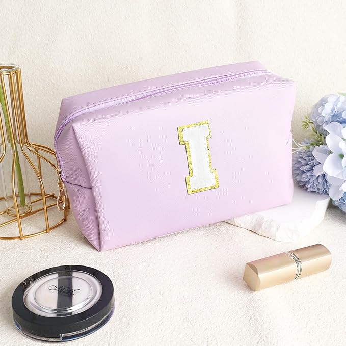 Gifts for Girls Initial Makeup Bag Personalized Cosmetic Bag with Zipper Cute Travel Toiletry Bag Waterproof PU Preppy Makeup Pouch Birthday Gift for Teen Girls Women(Purple I)